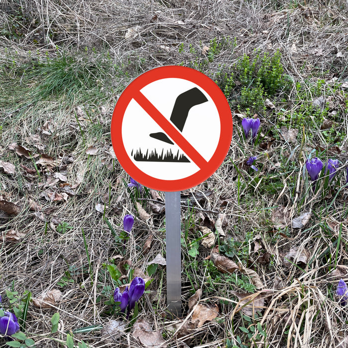 Pinnskylt - Förbjudet att beträda gräsmattan (2)